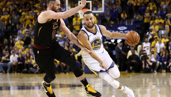 Golden State Warriors tendrán un nuevo duelo ante Cleveland Cavaliers este domingo (7:00 p.m. EN VIVO ONLINE vía ESPN y DirecTV Sports) en el Oracle Arena. (Foto: AFP)