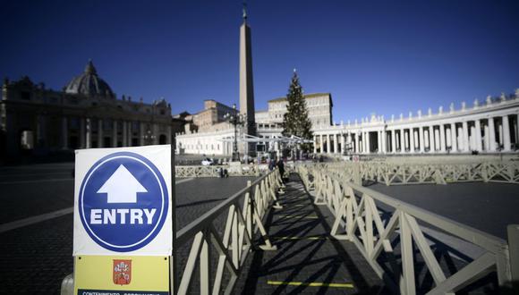 Esta foto tomada el 27 de diciembre de 2020 muestra la Plaza de San Pedro vacía mientras el Papa pronuncia una oración semanal privada del Ángelus transmitida en vivo. (Foto de Filippo MONTEFORTE / AFP).