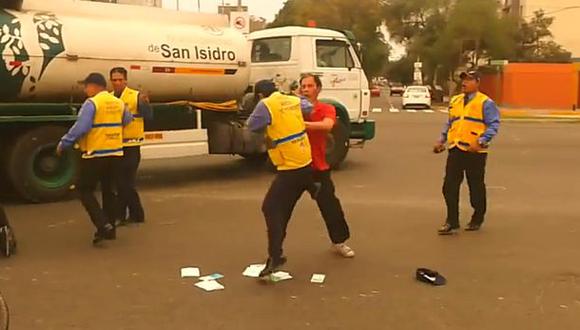Video: chofer y cobrador se pelean con inspectores en Surquillo