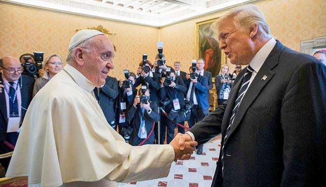 El presidente de los Estados Unidos, Donald Trump (d), saluda al papa Francisco durante una audiencia privada celebrada en el Vaticano hoy, 24 de mayo de 2017. EFE/Osservatore Romano