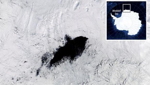 Imagen de una polinia, un agujero en medio del hielo, formada en 2017, de 50.000 km cuadrados. (Foto: NASA)