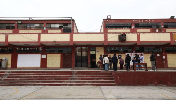 Padres de familia tomaron por horas el centro educativo. Fotos: jorge.cerdan/@photo.gec