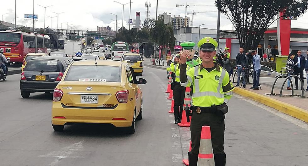 La policía de tránsito colombiana impone multas a los conductores que no cumplen el ‘pico placa’. (Foto: @TransitoBta)