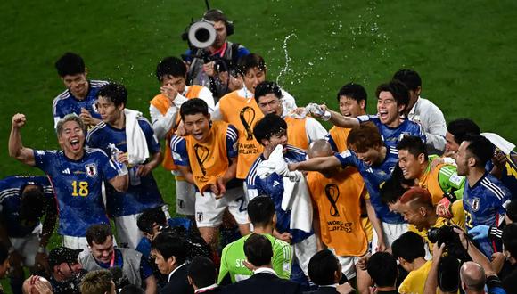 Japón celebró por todo lo alto el triunfo por 2-1 sobre Alemania en el grupo E del Mundial de Qatar 2022. (Foto: AFP)