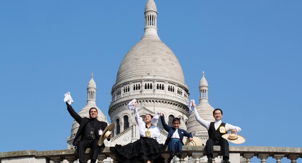 Los bailarines se vistieron de gala para esta estampa al pie de la Basílica del Sagrado Corazón, en el barrio de Montmartre. (Foto: Ana Elisa Sotelo)