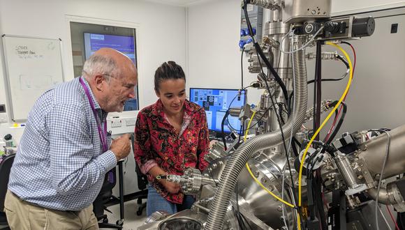 El profesor de la Universidad de Melbourne, David Jamieson, y la investigadora de la Universidad de Manchester, Maddison Coke, inspeccionan el sistema de iones focalizados usado para lograr silicio ultrapuro.