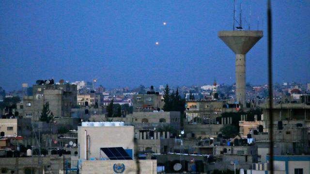 Un cohete disparado desde Gaza impacta en un autobús en Israel. (AFP)