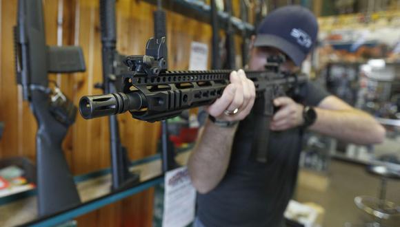 Senado de Florida rechaza prohibición sobre fusiles de asalto, vota a favor de armar maestros. (AFP).