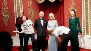 Activistas lanzan tortas en la cara de la figura de cera del rey Carlos III 