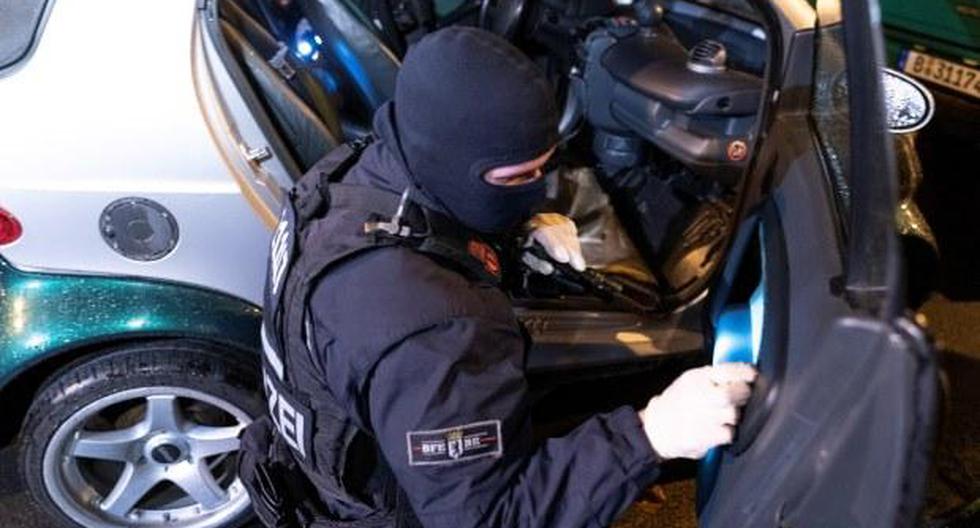Policía alemana trabaja durante un operativo de búsqueda de ladrones de un furgíon blindado. (Foto referencial: EFE)