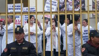 Huelga médica: Se encadenan frente a Hospital San Bartolomé