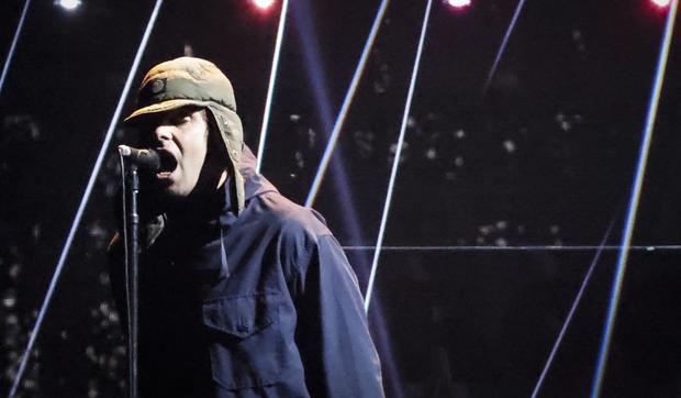 Liam Gallagher se presenta en el escenario durante la ceremonia y el espectáculo en vivo de los Premios BRIT 2022, en Londres, el 8 de febrero de 2022 (Foto: Tolga Akmen / AFP)