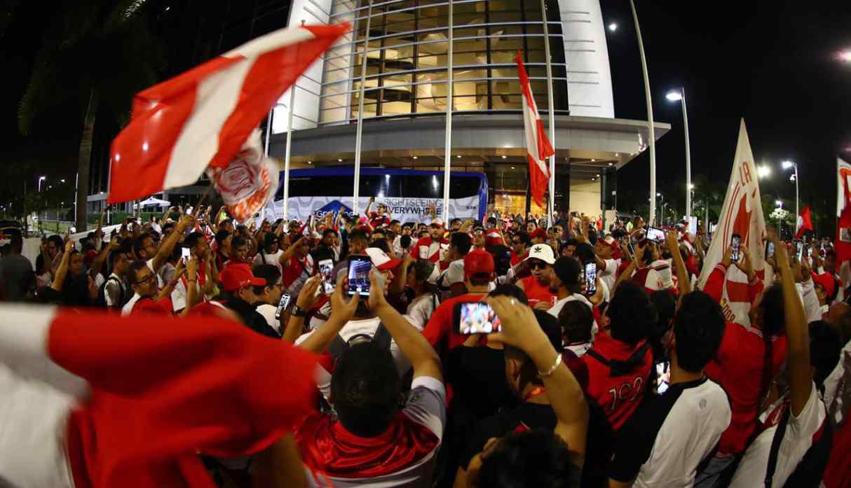 El banderazo de los hinchas en la previa del Perú vs. Bolivia. (Foto: Daniel Apuy - GEC)