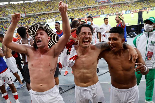 Santiago Ormeño, Gianluca Lapadula and Raziel García celebrating after the victory against Colombia.  (Photo: EFE/Mauricio Dueñas Castañeda)
