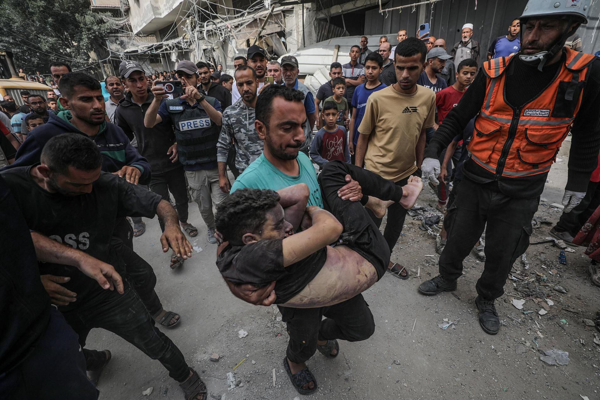 Los palestinos recuperan el cuerpo de un niño de los escombros de un edificio destruido tras un ataque aéreo israelí en el campo de refugiados de Al Nuseirat, en el centro de la Franja de Gaza, el 14 de mayo de 2024. (EFE/EPA/MOHAMMED SABRE).