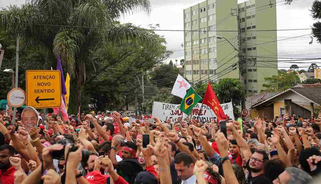 Los partidarios del ex presidente Luiz Inácio Lula da Silva se manifiestan fuera de la prisión donde se encuentra recluido, un año después de su arresto en Curitiba. (Foto: AFP)
