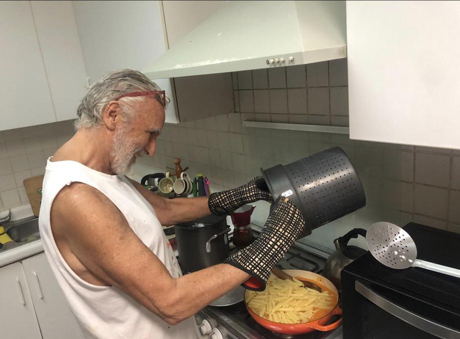 El placer de cocinar, uno de los goces familiares del artista en la cuarentena.  