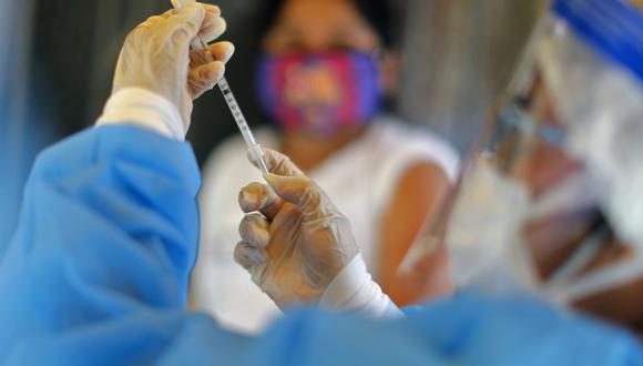 Una trabajadora de salud prepara una vacuna contra la difteria en Lima, luego que el Gobierno ordenó una alerta epidemiológica a nivel nacional (Foto de Luka GONZALES / AFP)