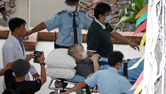 El piloto británico Stephen Cameron sale del hospital al aeropuerto para abandonar Vietnam, luego de recuperarse del coronavirus. (EFE / EPA / STR).