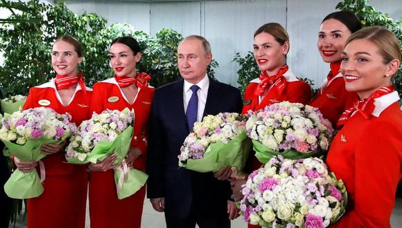 El presidente ruso Vladimir Putin junto a las azafatas de Aeroflot este 5 de marzo. (MIKHAIL KLIMENTYEV - SPUTNIK).