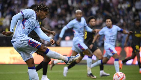 Carrillo ingresó en la segunda parte y tuvo una chance de gol. (Foto: AFP)