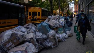 La basura se apila en Nueva York en protesta contra certificado de vacunación