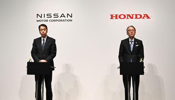 Makoto Uchida, presidente y CEO de Nissan (izquierda) y Toshihiro Mibe, director de Honda, realizan una conferencia de prensa en conjunto en Tokio anunciando la exploración de una posible alianza en torno a los vehículos eléctricos y otras áreas.