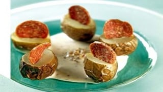 Papas con crocante de chorizo y salsa de mostaza