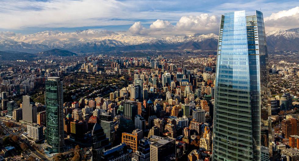 Ver la ciudad desde lo alto es un buen plan para los días despejados. En invierno, se ve la Cordillera de los Andes nevada.