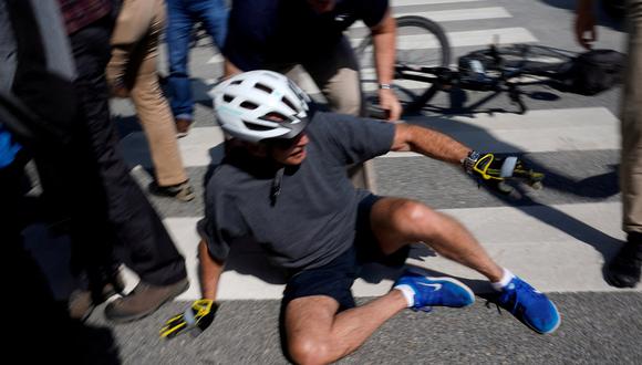 El presidente de Estados Unidos, Joe Biden, se cae mientras montaba su bicicleta en Rehoboth Beach, Delaware. REUTERS
