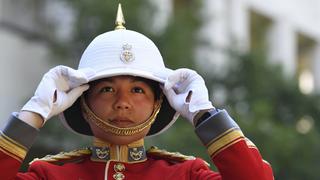 Militar canadiense es la primera mujer en liderar la Guardia Real Británica[VIDEO]
