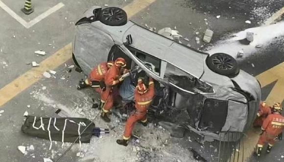 Dos personas murieron en el interior del vehículo murieron en el accidente de Shanghái. (WEIBO).