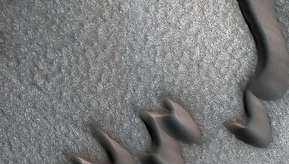 Fotografía tomada a 320 kilómetros de Marte en la zona de Polo Norte en la que se ven extrañas formas grises. (Foto: Universidad de Arizona)