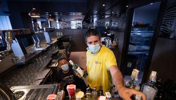 Los empleados de un bar en el Hotel RIU Bravo en Palma de Mallorca en una imagen del 10 de junio de 2020. (Foto de JAIME REINA / AFP).