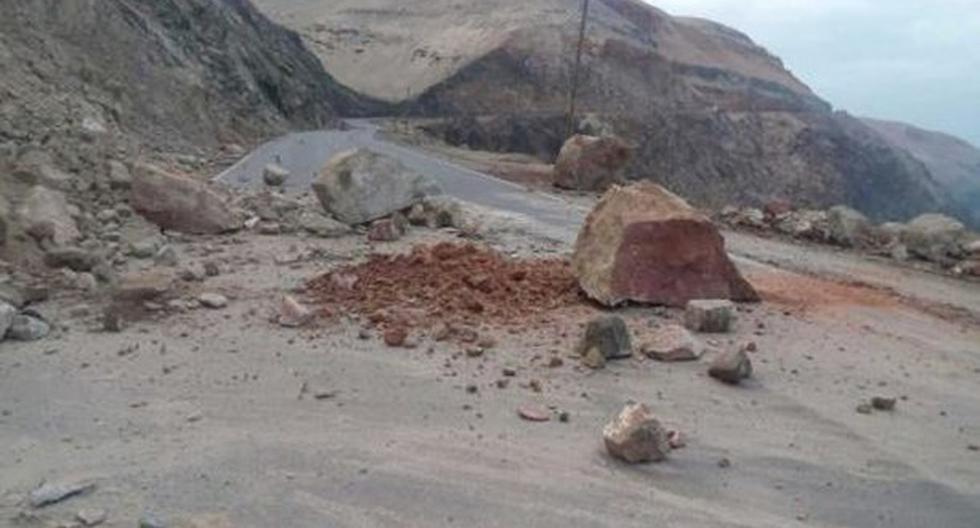 El tránsito por la carretera Panamericana Sur continúa suspendido desde anoche, entre los kilómetros 719 y 754, debido al desprendimiento de rocas y piedras que cayeron en la vía. (Foto: Andina)