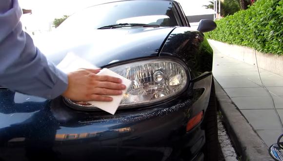 Una toalla será tu mejor aliada para limpiar los 'ojos' de tu vehículo. (Foto: Captura de video YouTube)
