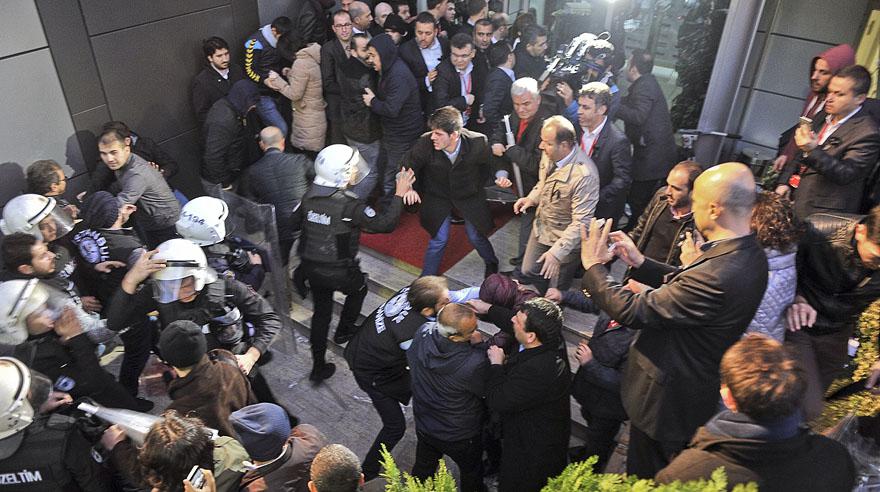 Turquía: Protestas por irrupción policial en dos emisoras - 5