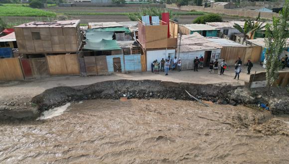 Al menos 30 viviendas de calamina y madera levantadas en la ribera, en el sector de Comas, han cedido debido a la fuerza del agua, que con el paso de las horas erosiona la orilla.