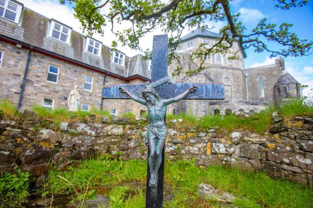 El Purgatorio de San Patricio, comúnmente conocido como 'Lough Derg', está ubicado en el condado de Donegal. Mientras las personas en Irlanda soportaban meses de limbo de encierro por el coronavirus, el sacerdote Laurence Flynn experimentó su propio purgatorio privado, manteniendo una vigilia solitaria. (Paul Faith / AFP)