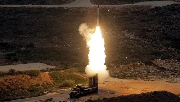 Un misil antiaéreo S-300 PMU-1 es lanzado durante un ejercicio militar del ejército griego en la isla de Creta el 13 de diciembre de 2013. (AFP FOTO / Costas Metaxakis).