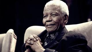 Nelson Mandela en su hora crítica: médicos habrían propuesto desconectarlo