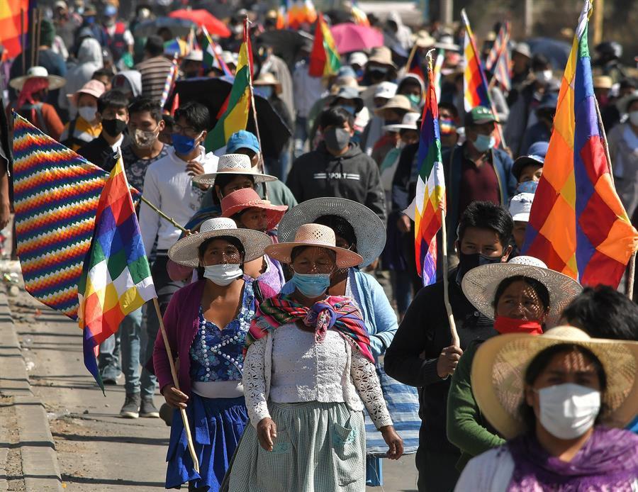 Cientos de manifestantes protestan contra el nuevo aplazamiento de las elecciones bolivianas en Sacaba (Bolivia). Las protestas contra el nuevo retraso en los comicios generales, aplazados esta vez del 6 de septiembre al 18 de octubre, continuaron en distintas partes del país. (EFE/Jorge Ábrego).