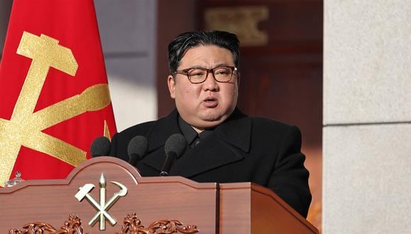 El líder norcoreano, Kim Jong Un, pronuncia un discurso en el Ministerio de Defensa Nacional en Pionyang con motivo del 76º aniversario de la fundación del Ejército Popular de Corea, el 8 de febrero de 2024. (Foto de KCNA VIA KNS / AFP)