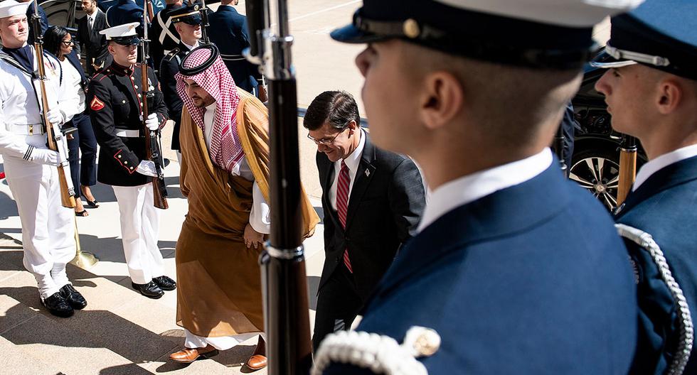 En la imagen, el viceministro de Defensa de Arabia Saudita, el Príncipe Khalid bin Salman, y el Secretario de Defensa de los Estados Unidos, Mark Esper, en el Pentágono. (Foto: AFP/Archivo)