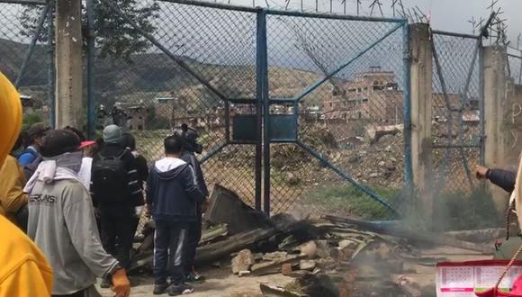 Manifestantes prendieron fuego en las afueras del coliseo Wanka. (Foto: Facebook Total Noticias)
