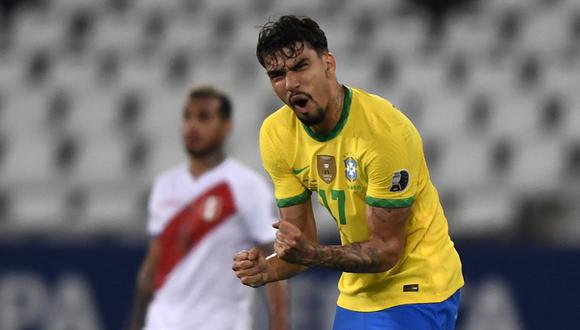 Lucas Paquetá, autor del 1-0 de Brasil, alienta a su equipo en el Perú vs. Brasil. (Foto: AFP)