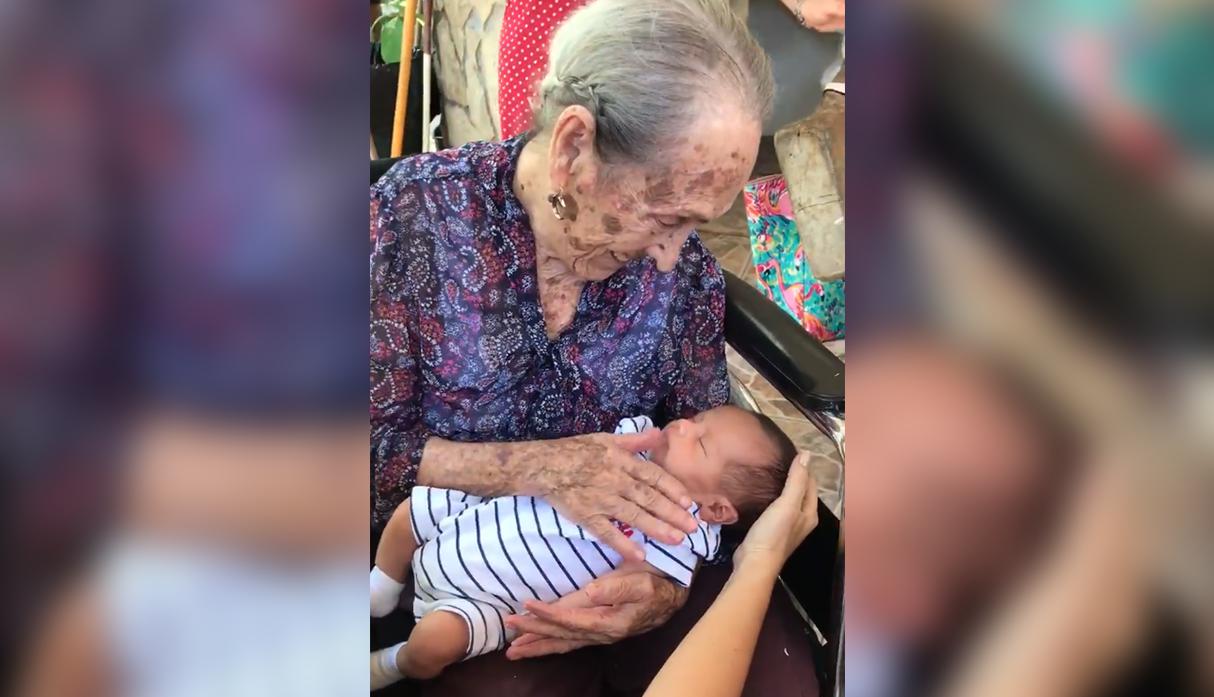 El tierno encuentro de una mujer de 98 años con su tataranieto. (Foto: Facebook)
