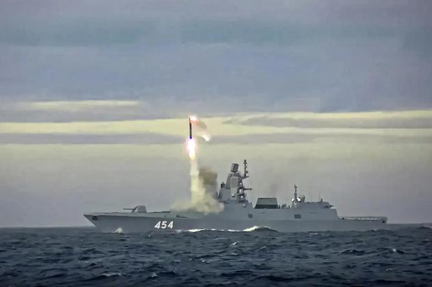 En esta imagen tomada de un video difundido por el Servicio de Prensa del Ministerio de Defensa ruso el 28 de mayo de 2022, muestra el nuevo misil hipersónico Zircon lanzado desde la fragata Almirante Gorshkov. (AP, archivo).