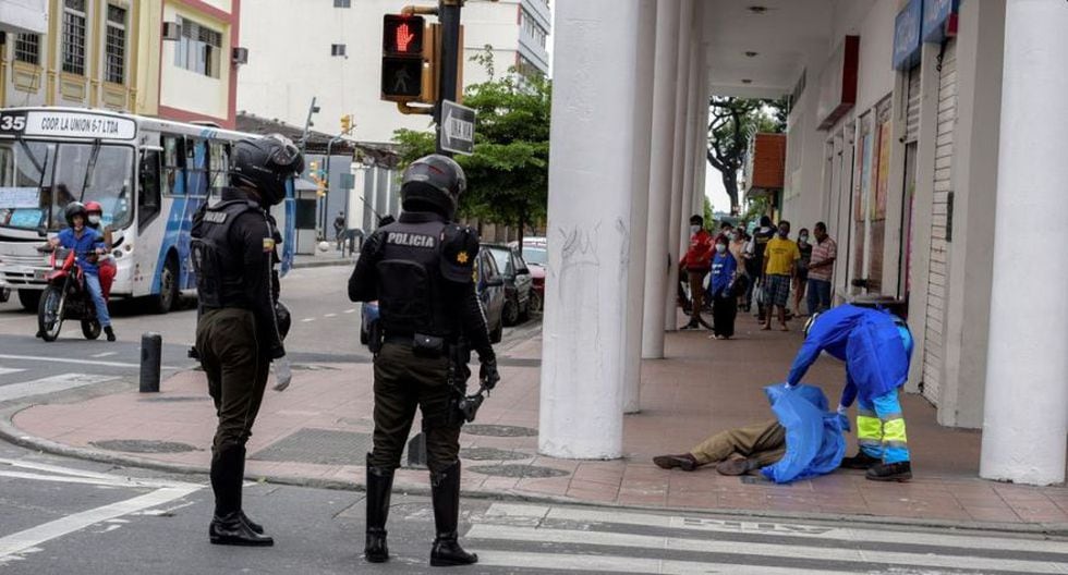 En la ciudad de Guayaquil, la más afectada por contagios del coronavirus en Ecuador, se reportan muertes en barrios populares y zonas turísticas. En la imagen, un paramédico cubre el cadáver de un hombre que se había derrumbado en la acera el último 30 de marzo. (Foto: Reuters)