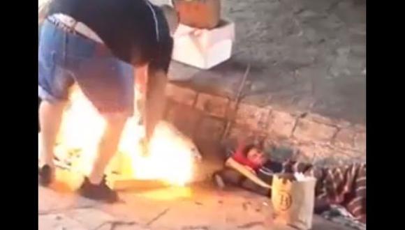 YouTube: Argentina: Prenden fuego a hombre que dormía en la calle en Buenos Aires. (Captura de video, Clarín).